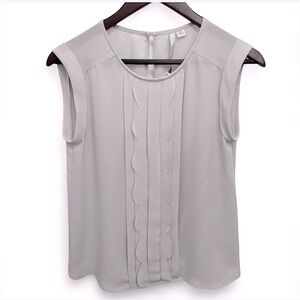 NWOT~Classic Scalloped Detail Sleeveless Blouse/Camisole 🟢